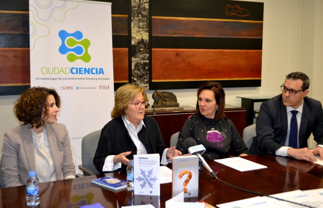 De izquierda a derecha: Cristina Mora, concejal de Educación, Cultura e Igualdad; Pilar Tigeras, vicepresidenta adjunta de Cultura Científica del CSIC; Carmen Martínez, alcaldesa de Quart de Poblet; y Jorge Molero, director de Caixabank en la localidad.